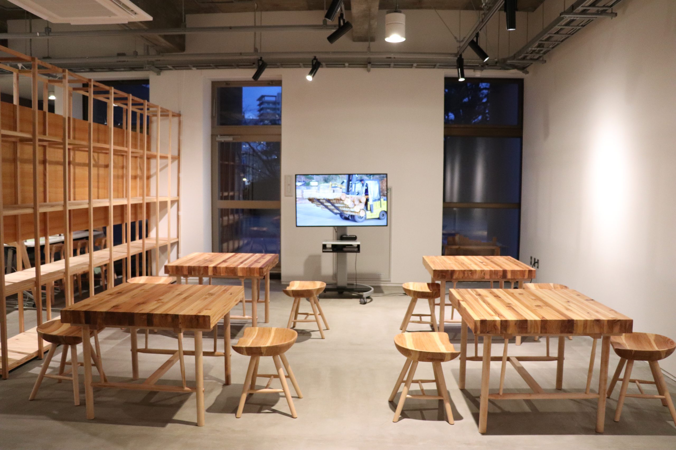 農林中央金庫様より木製家具の寄贈を受けました | お知らせ | 秋田市