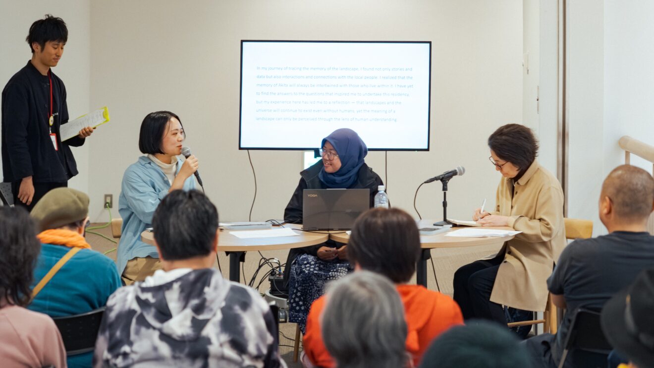 アーティストトークの様子　　撮影：星野慧